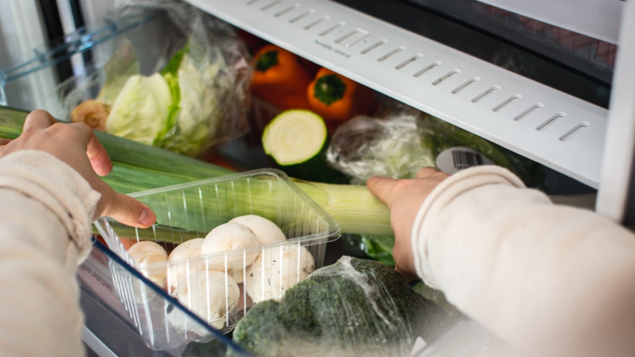 verduras en los cajones del refrigerador