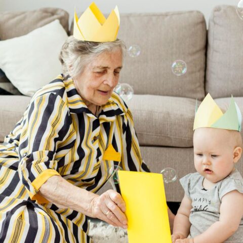 abuelita cobra como niñera por cuidar a su nieto