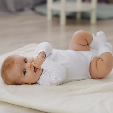 bebé se chupa las manitas