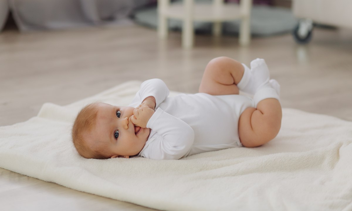 bebé se chupa las manitas