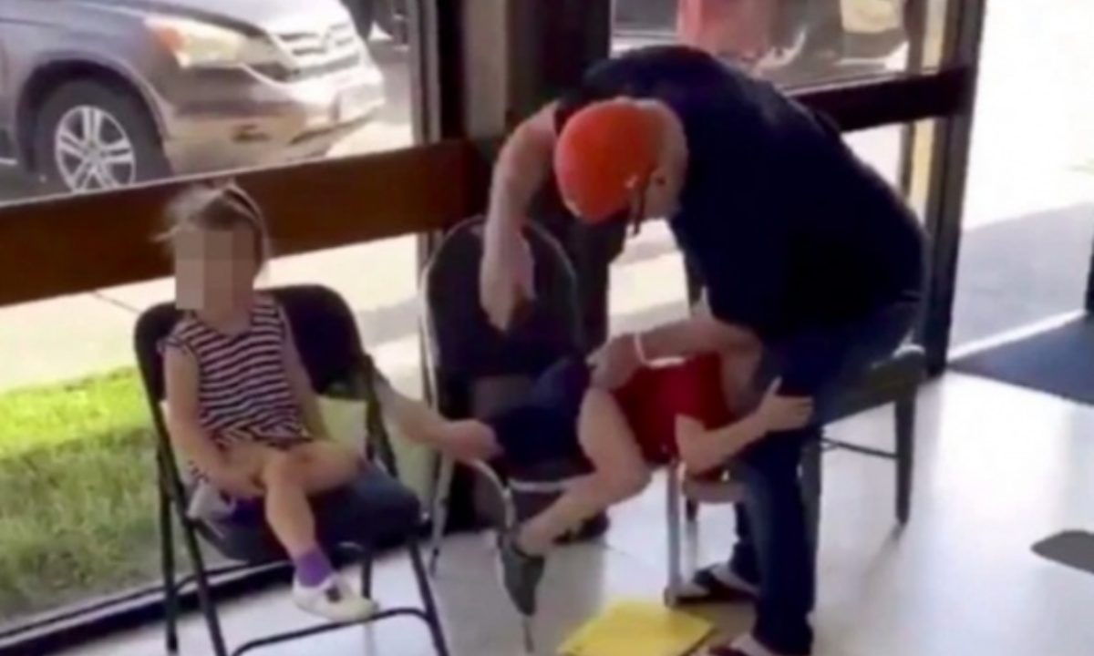padre fue criticado por dar nalgadas a su hijo en publico por que no hacerlo