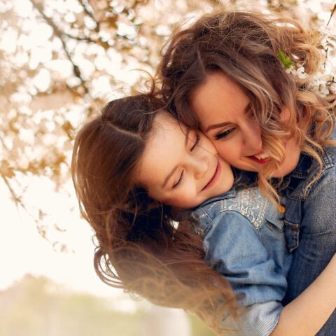 las mamás enojonas y estrictas educan hijas más exitosas