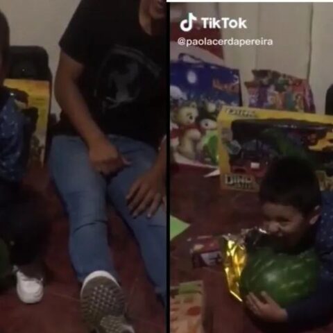 niño recibe una sandía de Navidad