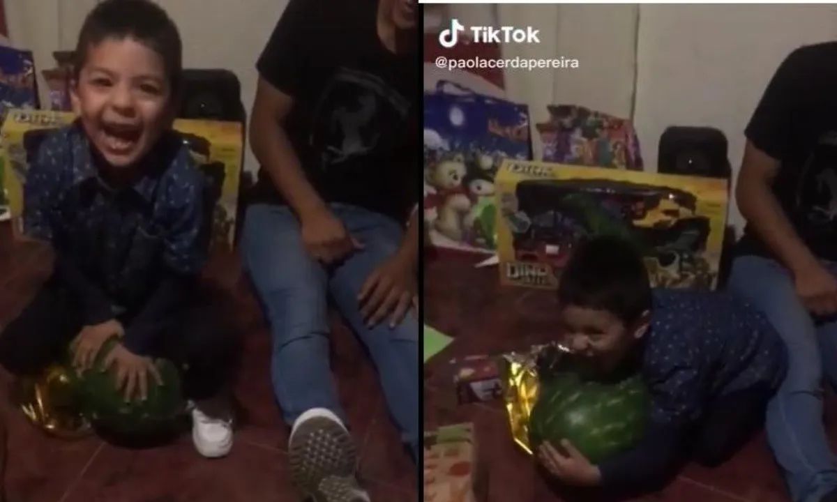 niño recibe una sandía de Navidad