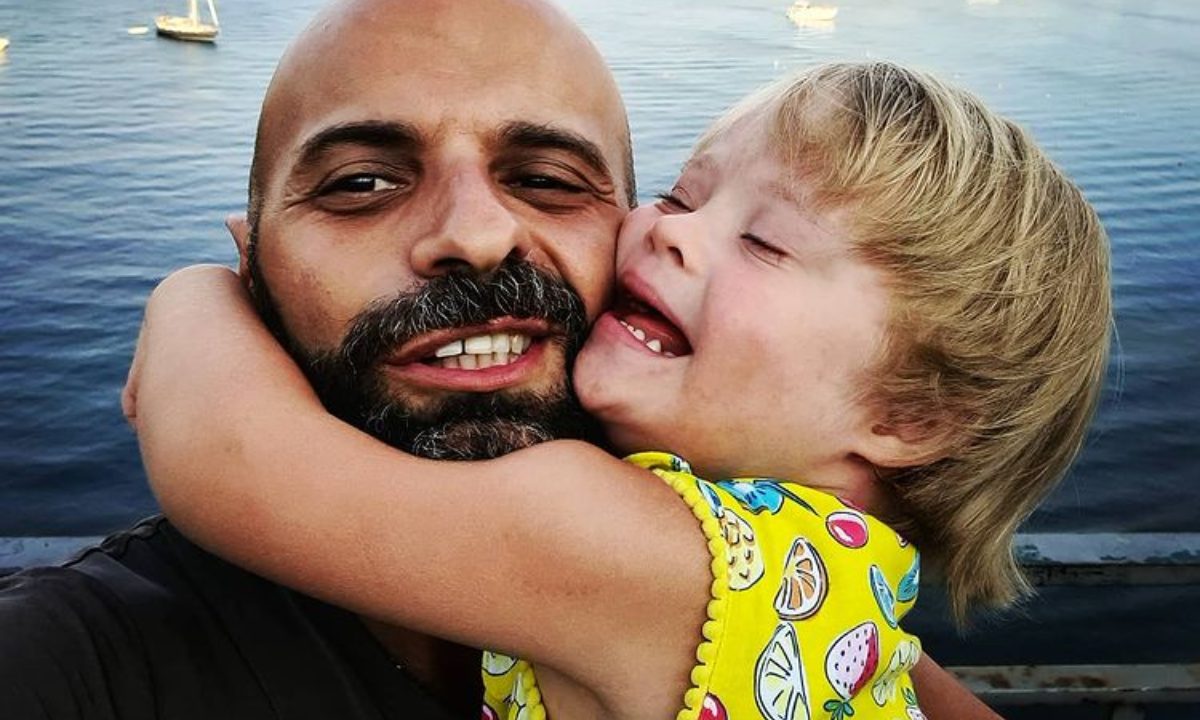 papá soltero adopta bebe con síndrome de down