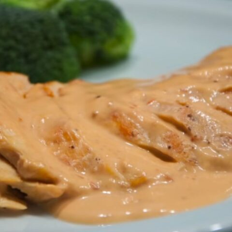 pechuga rellena en salsa chipotle