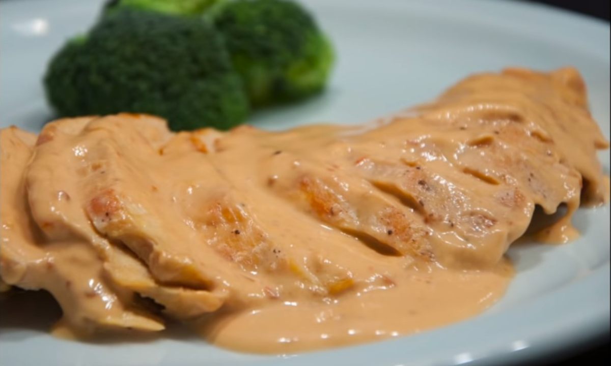 pechuga rellena en salsa chipotle