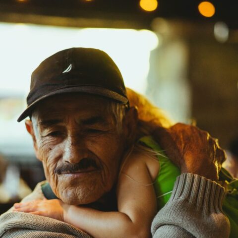 por qué no debes obligar a tus hijos a dar besos a los adultos