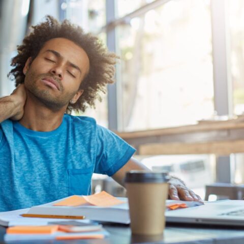 tronarse el cuello podria causar derrame cerebral hace daño