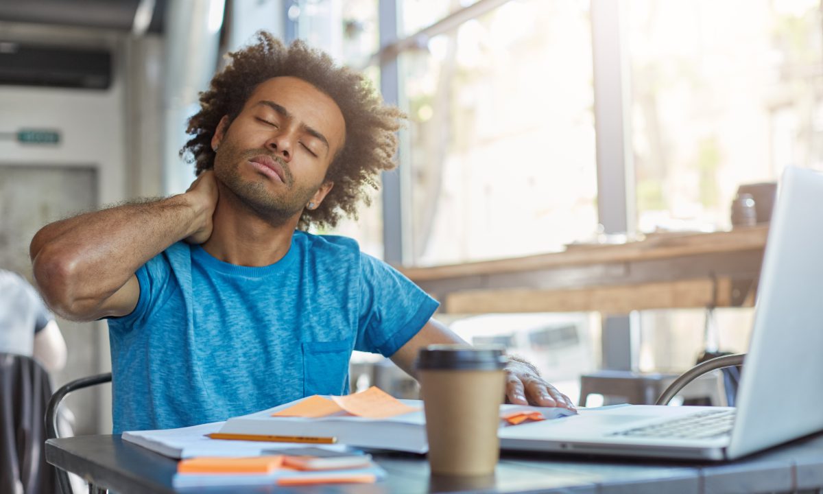 tronarse el cuello podria causar derrame cerebral hace daño