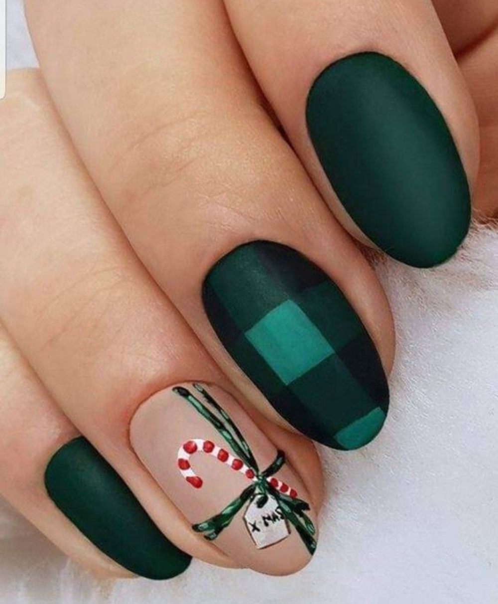 manicure verde pino