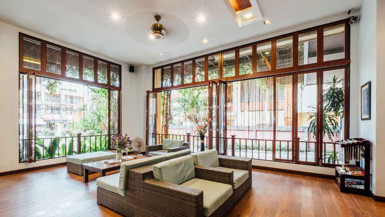 casa techo alto y ventanales