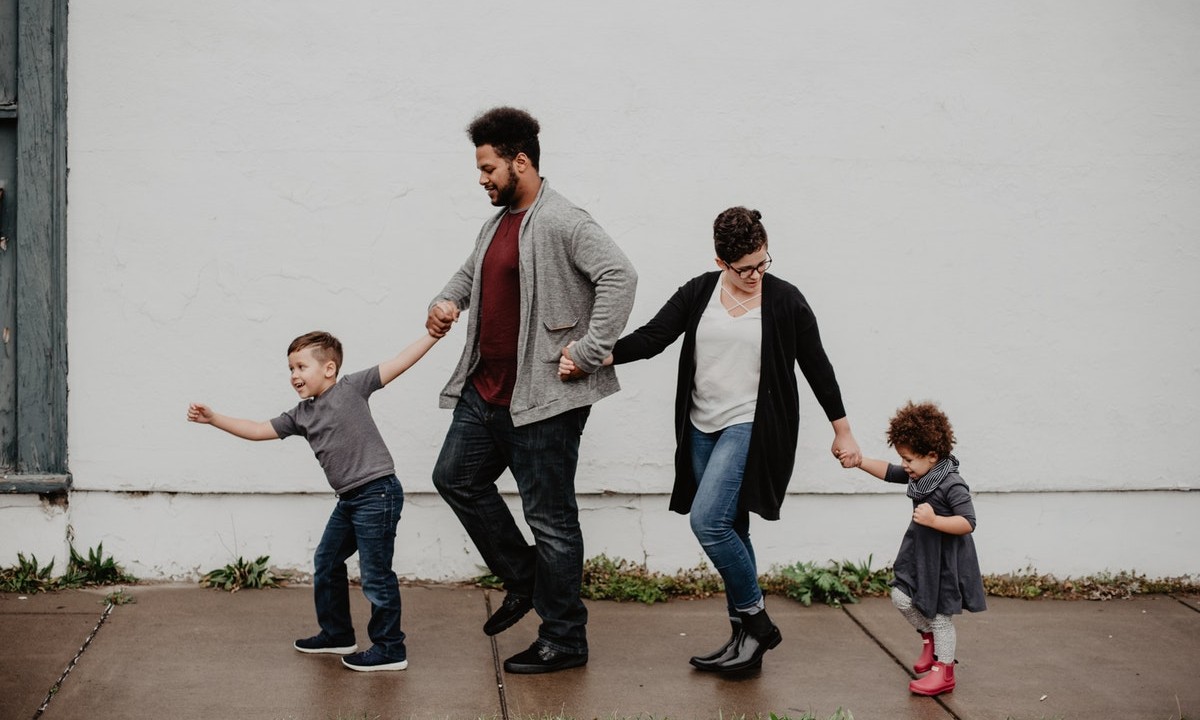 los padres que resuelven todo a sus hijos les quitan autonomía