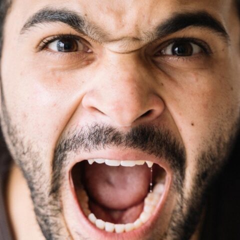 Los hombres siguen actitudes machistas que también pueden ser considerados como violencia para las mujeres técnicas masculinas