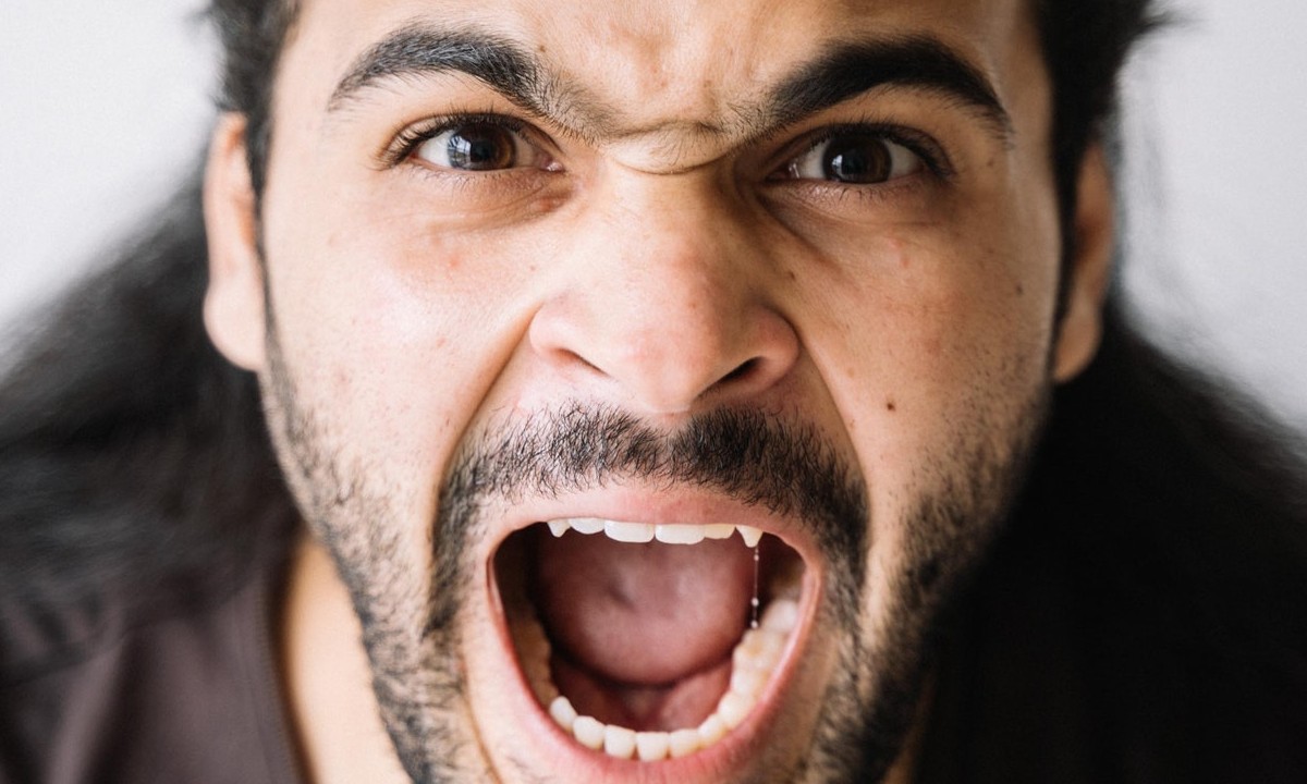 Los hombres siguen actitudes machistas que también pueden ser considerados como violencia para las mujeres técnicas masculinas