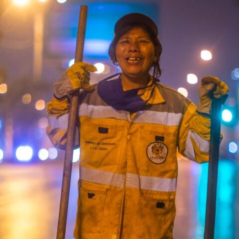 madre barre las calles para que su hija termine la universidad