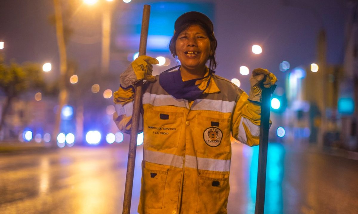 madre barre las calles para que su hija termine la universidad