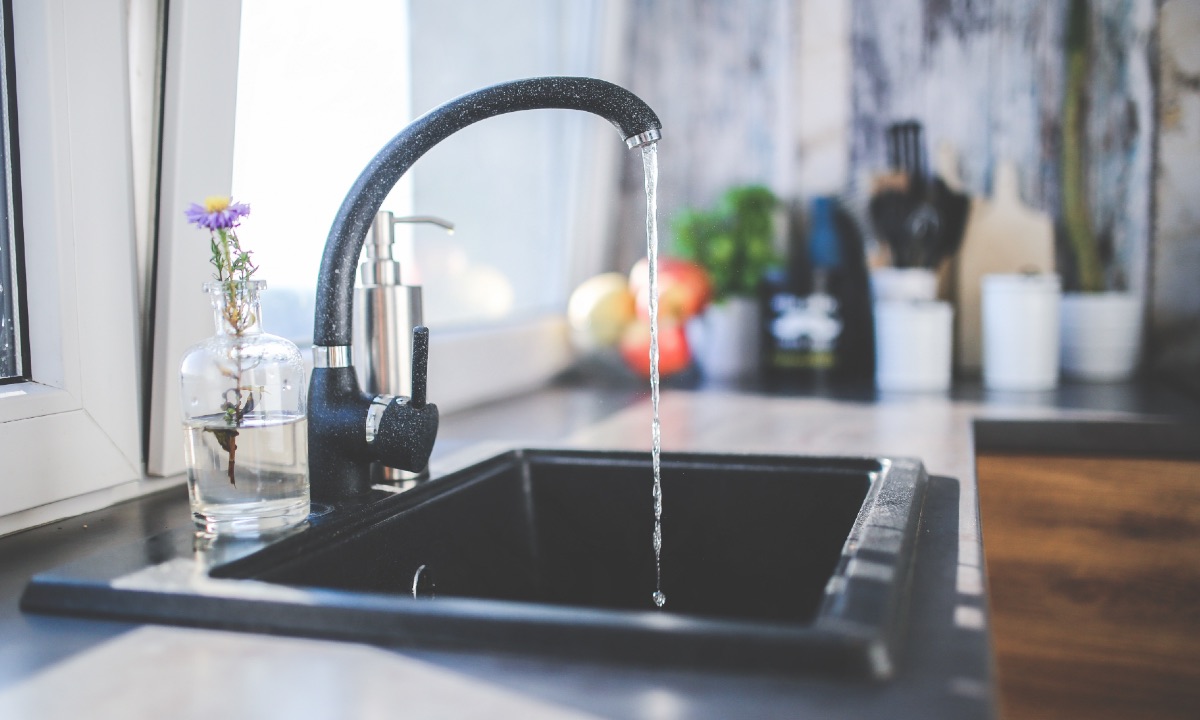 residuos que nunca debes tirar en el lavabo