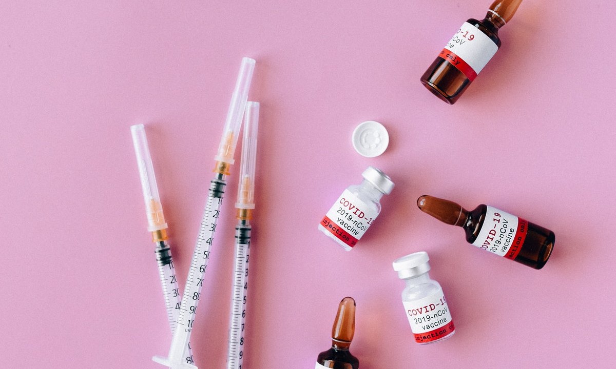 beakman te ayuda a explicar a los niños la vacuna contra el coronavirus covid-19