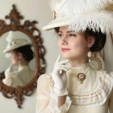 Una joven ucraniana viste todos los días como si viviera en la serie Bridgerton