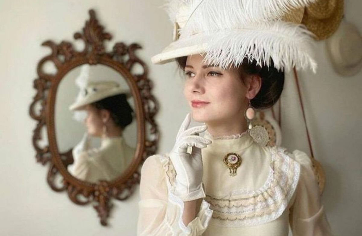 Una joven ucraniana viste todos los días como si viviera en la serie Bridgerton