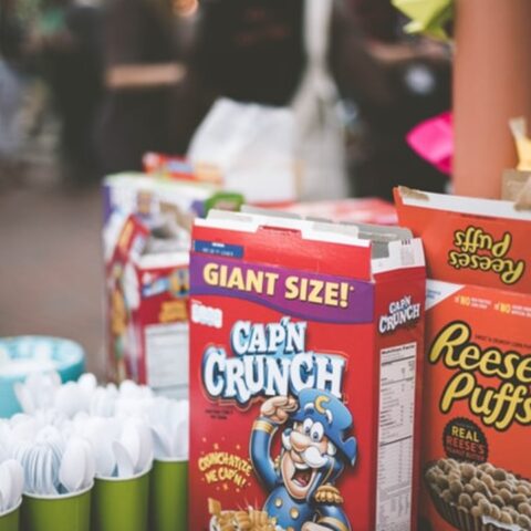 los alimentos con caricaturas en el empaque son más atractivos para los niños