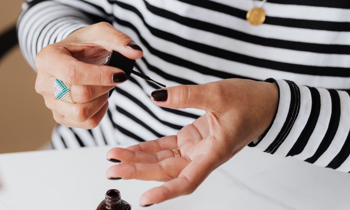 es posible quitar las manchas de barniz de las prendas y muebles