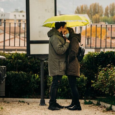 parejas felices en pandemia covid-19