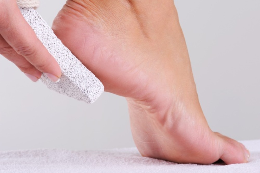 cómo exfoliar los pies para quitar callos y durezas