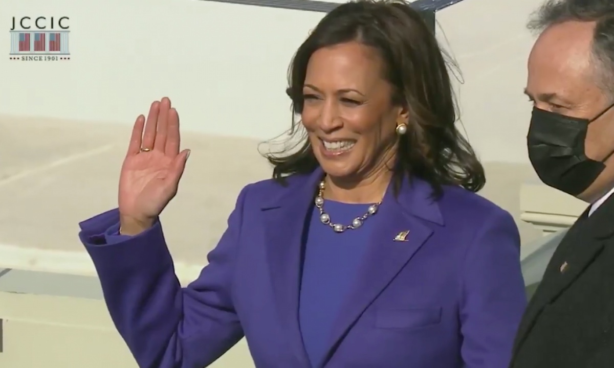 traje morado de kamala harris significado