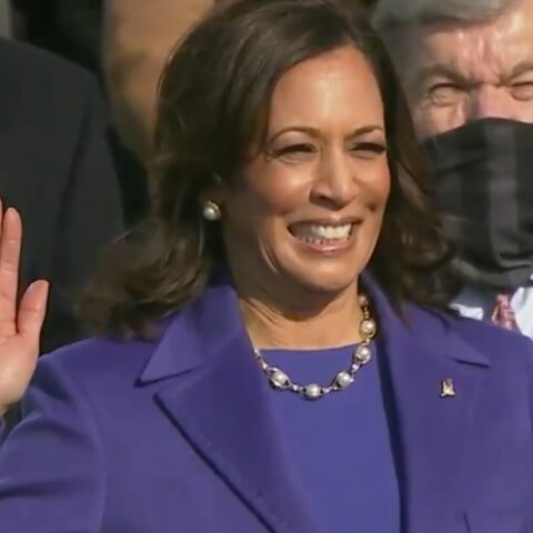 traje morado de kamala harris significado