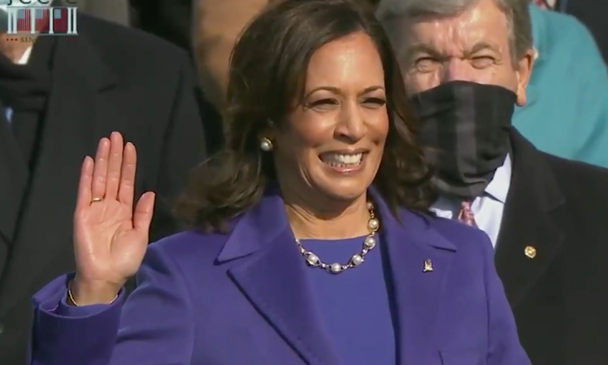traje morado de kamala harris significado