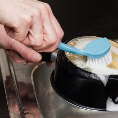 tecnica japonesa para limpiar las ollas quemadas