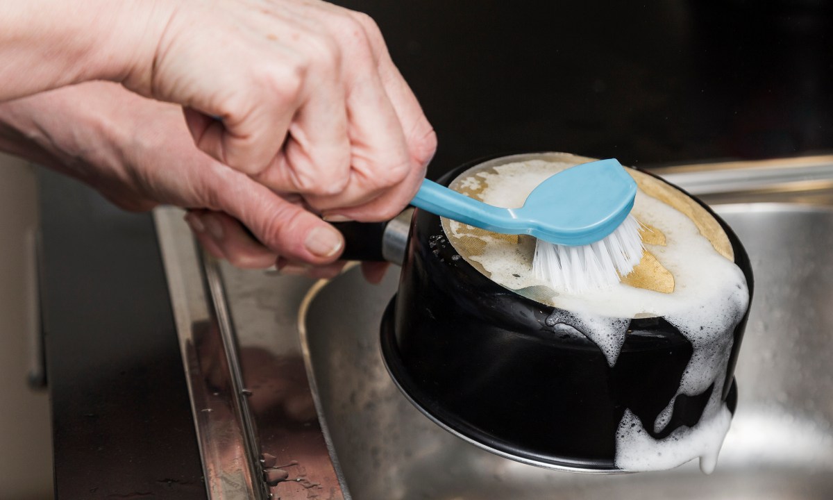 tecnica japonesa para limpiar las ollas quemadas