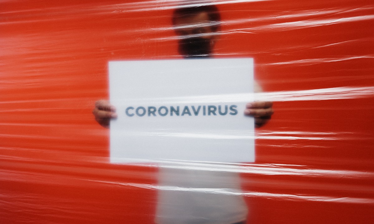 personas se ven afectadas por meses sin besos ni abrazos por la pandemia