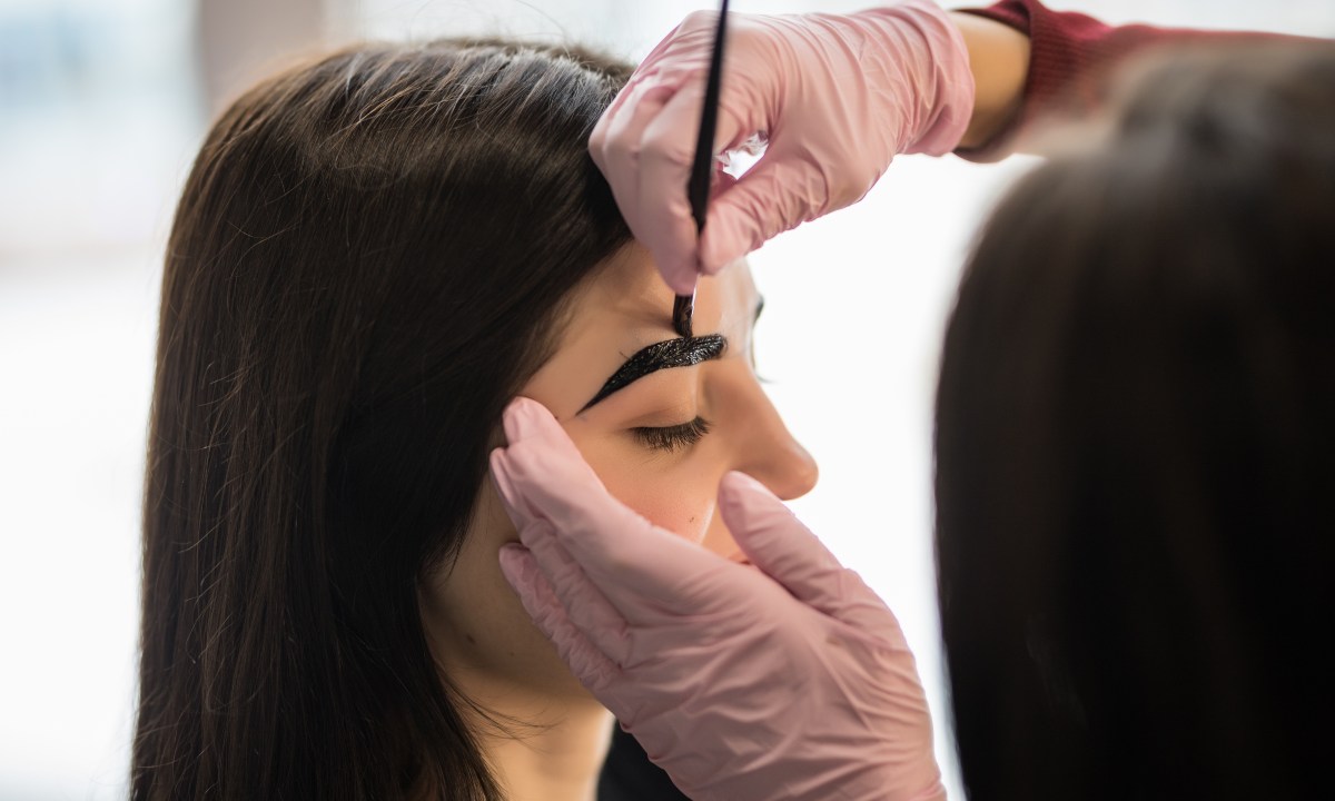 cómo hacer pomada para cejas casera