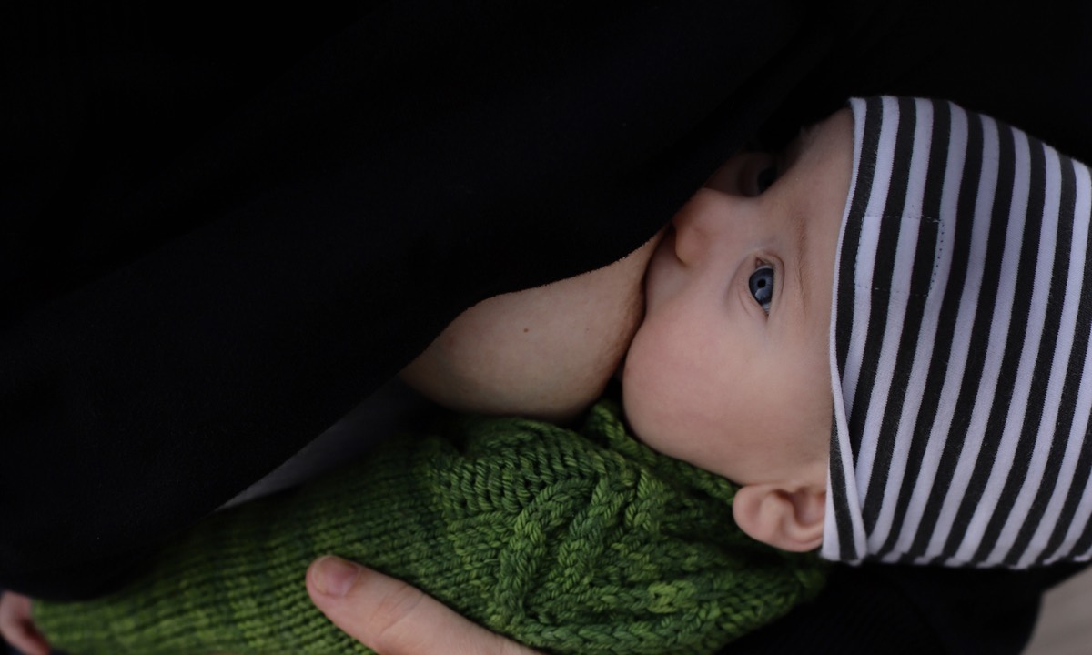 puedo amamatntar después de vacunarme covid-19