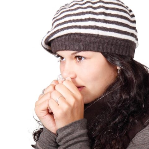 síntomas como tener frío todo el tiempo indica problemas de tiroides como el hipotiroidismo