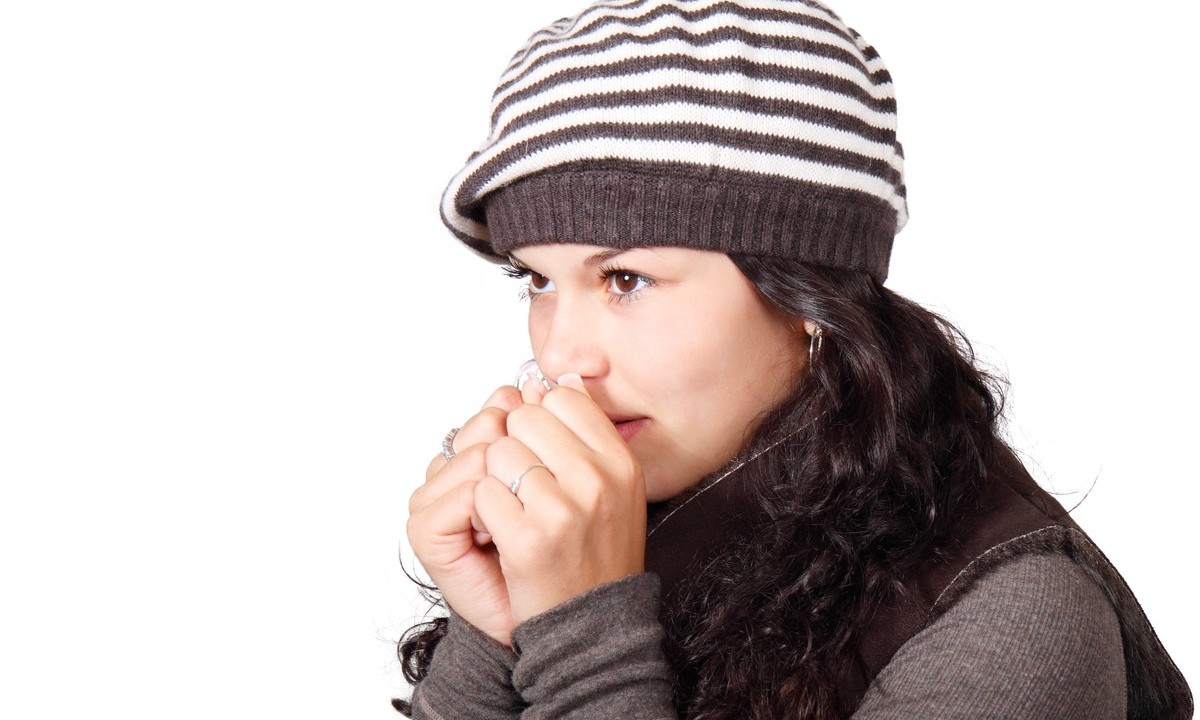 síntomas como tener frío todo el tiempo indica problemas de tiroides como el hipotiroidismo