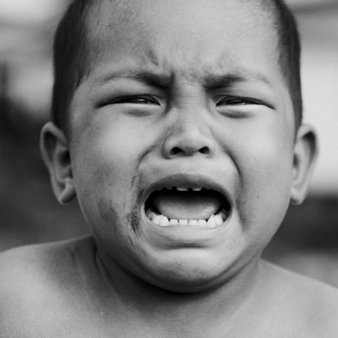 enseñar a los hijos a través de los golps puede tener consecuencias negativas