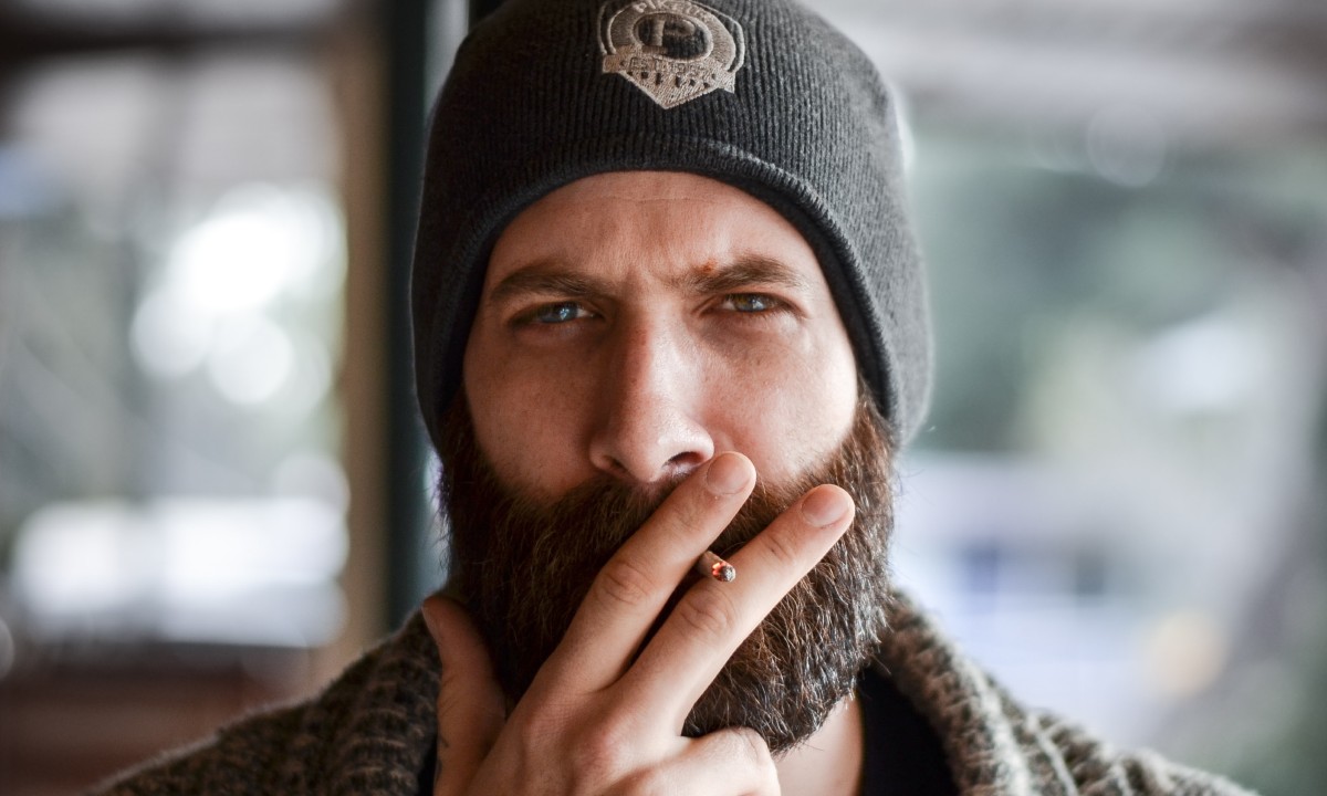 Besar a un perro es más saludable que besar a un hombre con barba ciencia