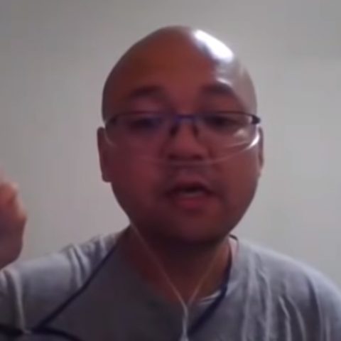 Enfermero da ejercicios para curar covid-19