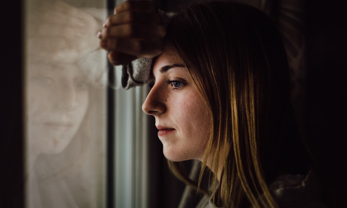 por que suenan canicas en el piso de arriba explicación