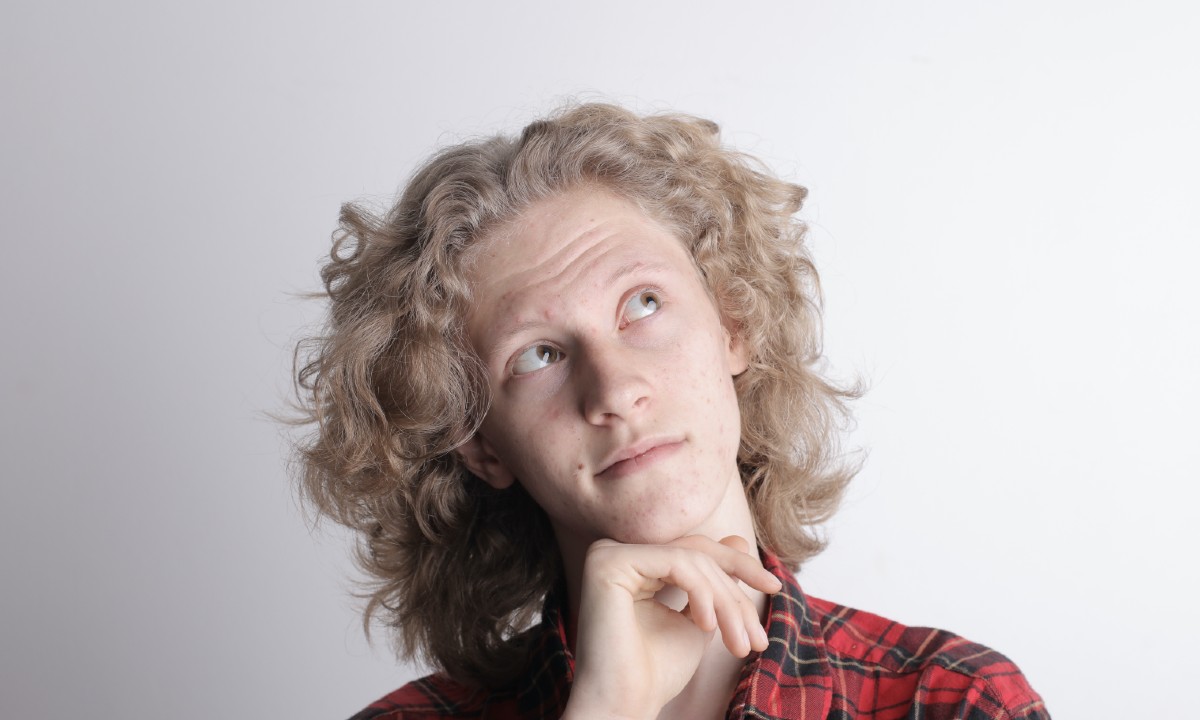 por que suenan canicas en el piso de arriba explicación