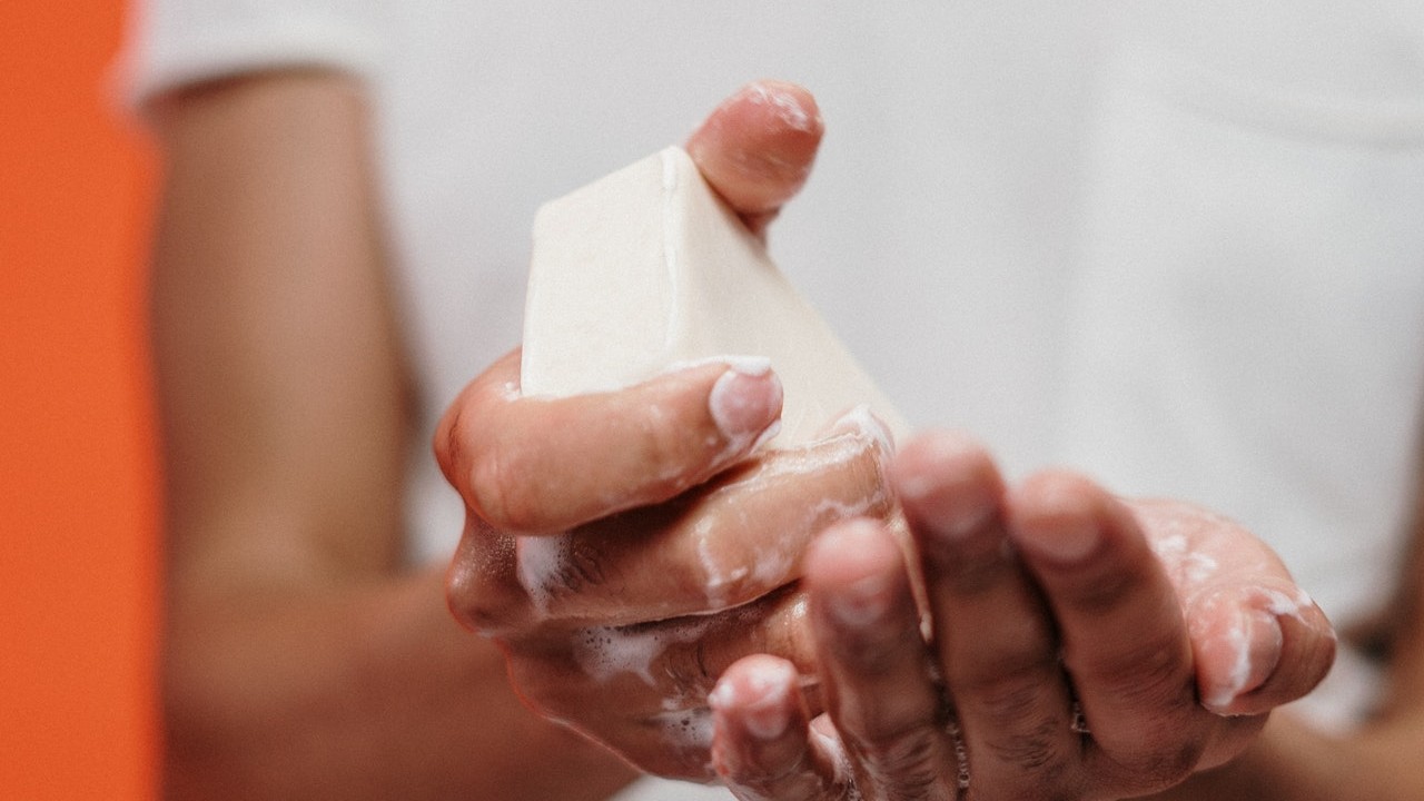 cómo hacer jabón líquido para manos económico con Zote paso a paso