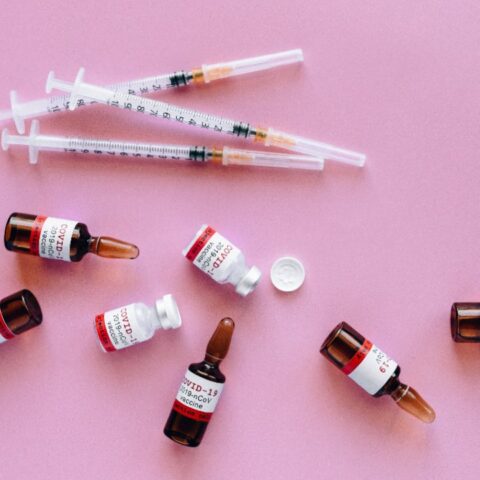 a pesar de recibir la vacuna contra covid-19 puedes contagiarte y contagiar