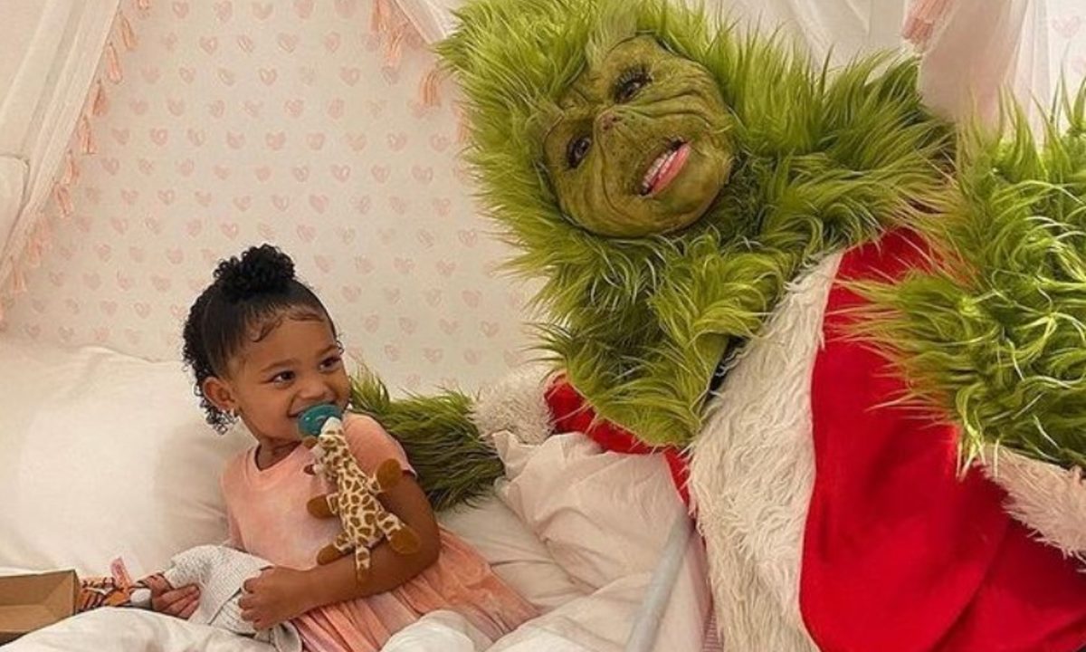 la habitación rosa de stormi es el sueño de toda pequeña que ama este color