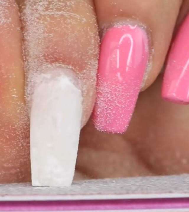 Uñas postizas con papel de baño