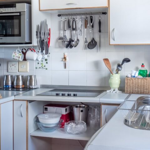 es posible aprovechar al máximo tu espacio si tienes una cocina pequeña