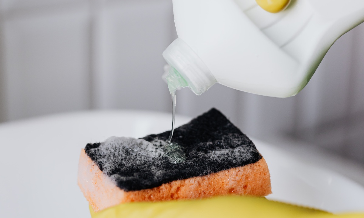 debes conocer las formas efectivas de desinfectar tu esponja lavatrastes
